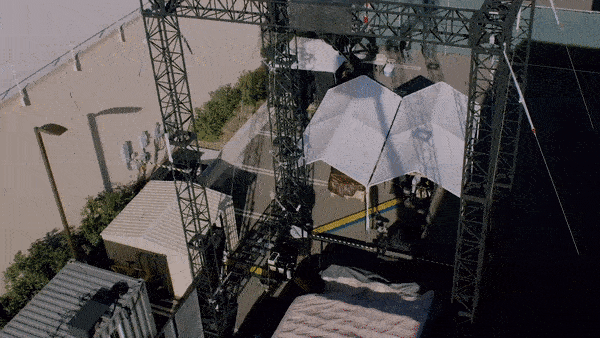 Una imagen en movimiento de un truco de robot doble girando por el aire
