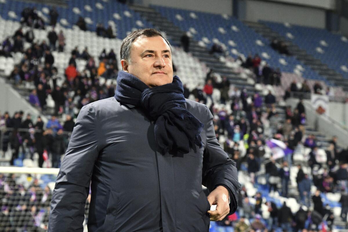 En foto del 26 de febrero del 2022, el gerente general de la Fiorentina Joe Barone 