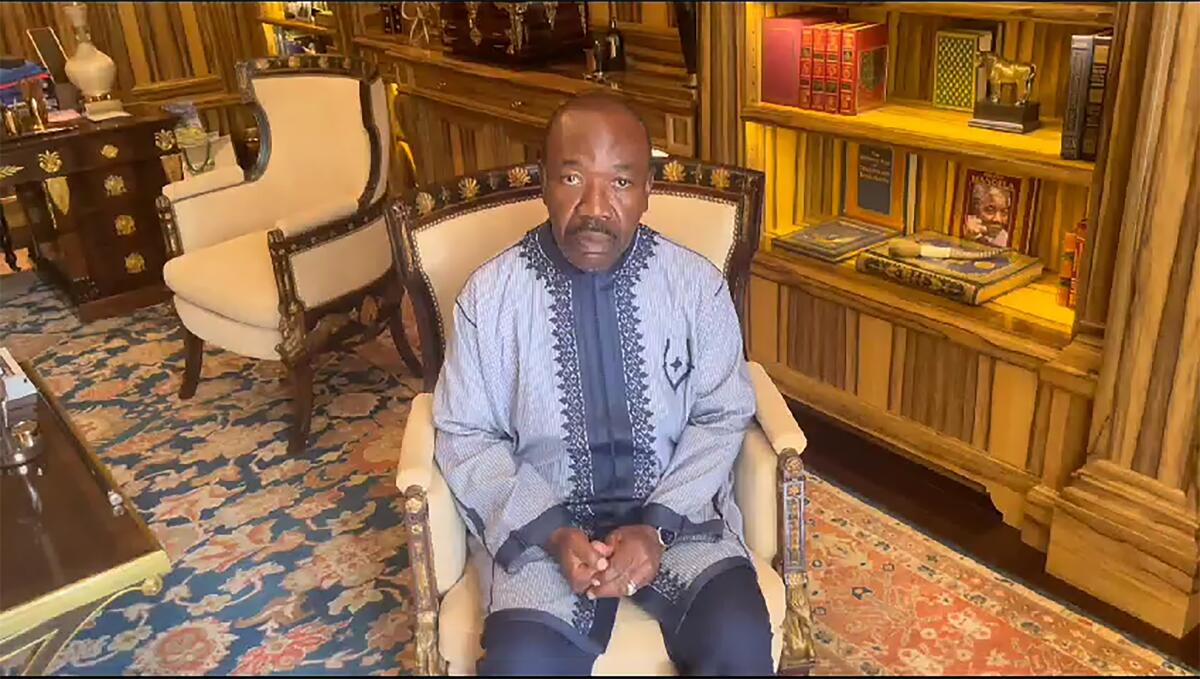 Esta imagen tomada de un video muestra al entonces presidente de Gabón, Alí Bongo Ondimba, 