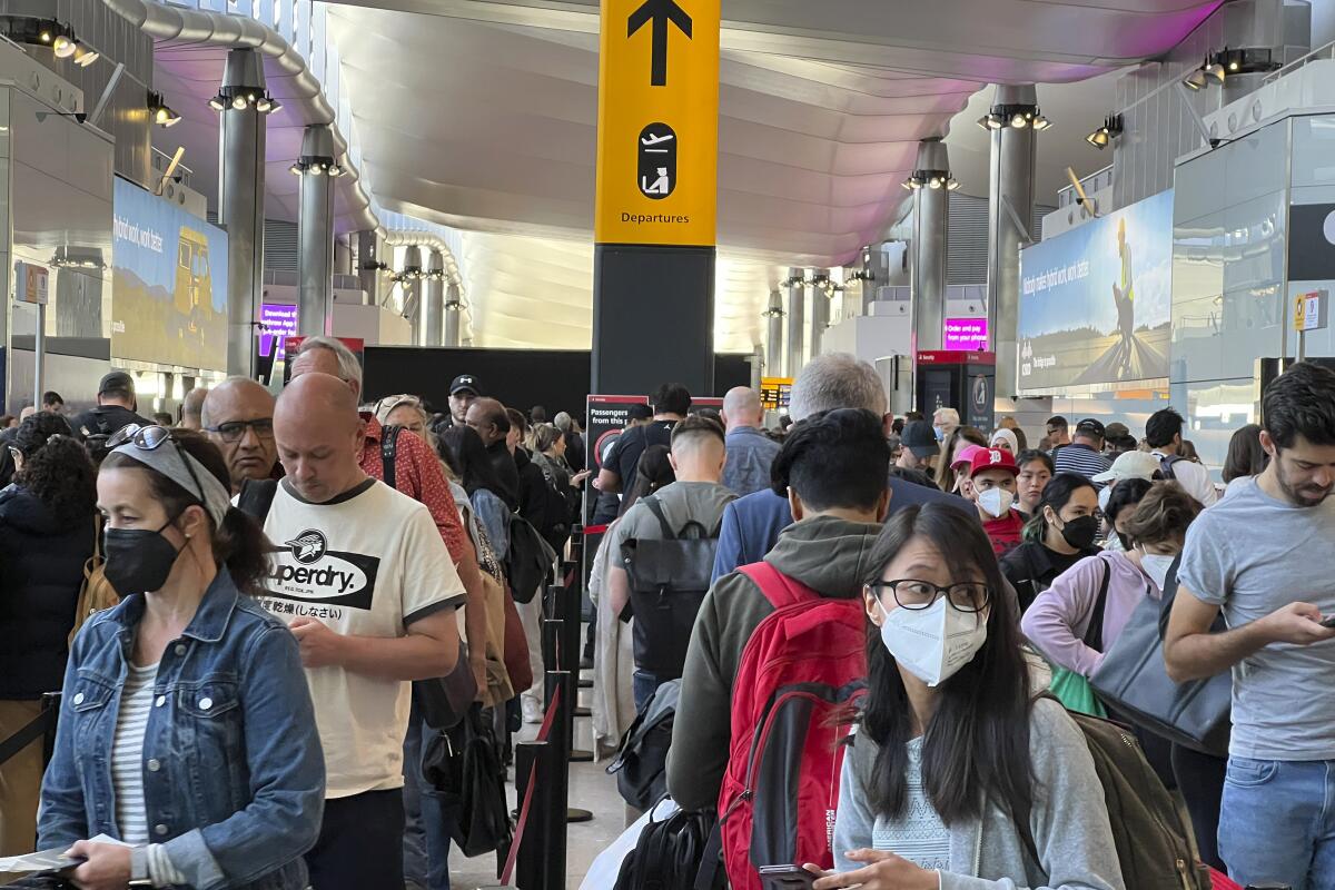 Fila de pasajeros para pasar por un control de seguridad 