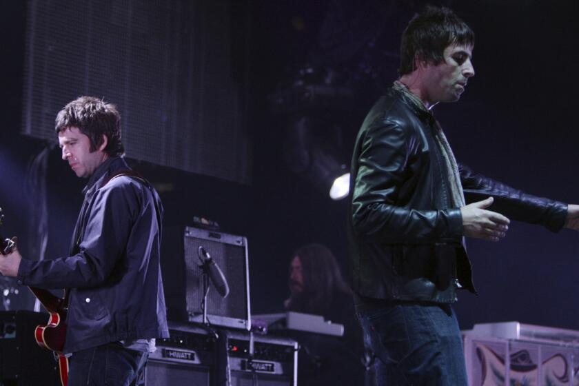 En esta imagen de archivo, Noel (izquierda) y Liam Gallagher, de Oasis, en un concierto al inicio de su gira por Canadá, en Vancouver, el 27 de agosto de 2008. (Darryl Dyck/The Canadian Press via AP, archivo)