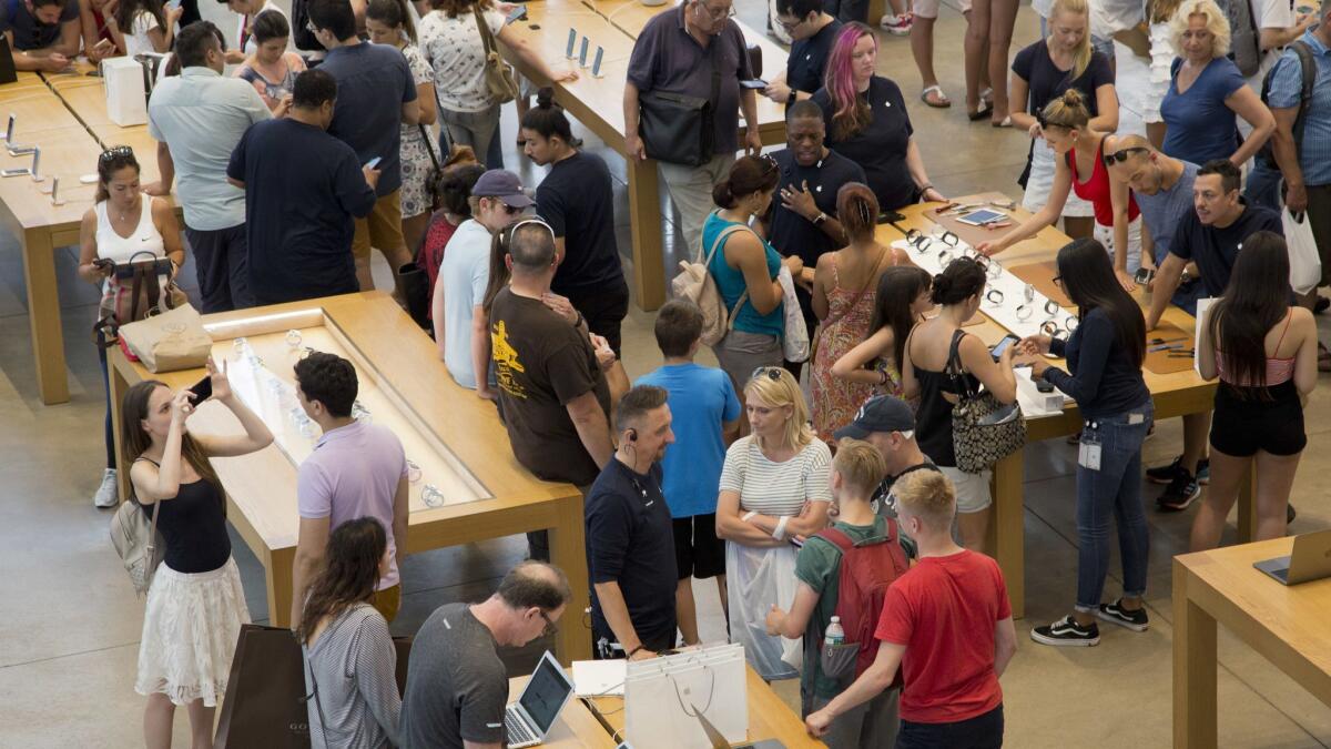 Under a series of leaders, Apple stores have lost their sterling reputation.