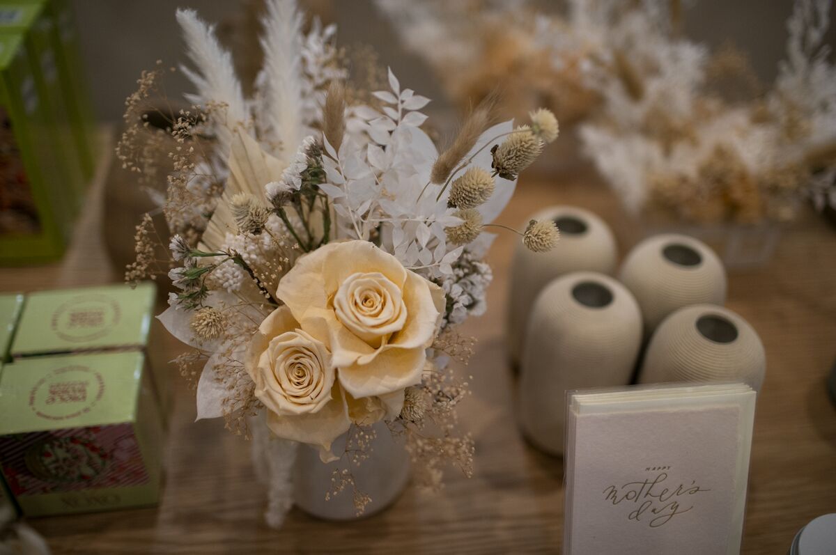 Hadley & Ren at SOCO's OC Mix in Costa Mesa specializes in dried flowers.