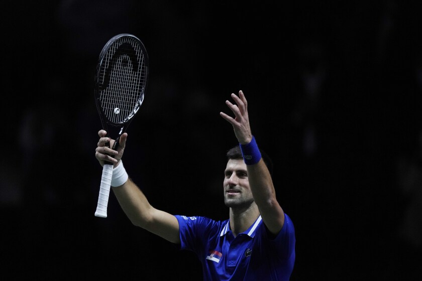 El serbio Novak Djokovic celebra tras vencer al croata Marin Cilic en la semifinal de la Copa Davis, el viernes 3 de diciembre de 2021. (AP Foto/Bernat Armangue)