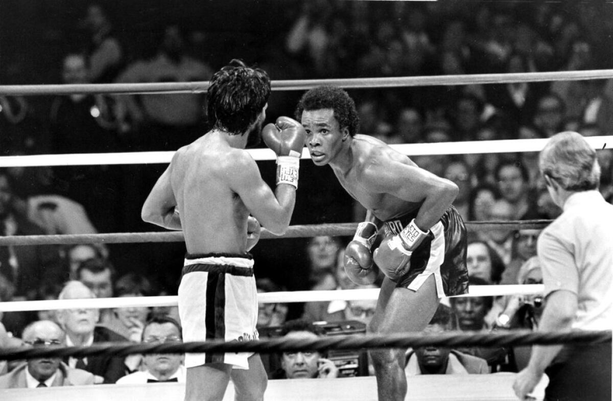 ARCHIVO - Sugar Ray Leonard (derecha) se mofa de Roberto Durán