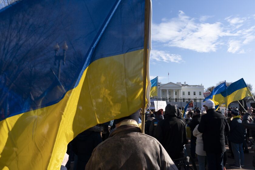 ARCHIVO - Activistas protestan por la invasión rusa a Ucrania, en el Parque Lafayette cerca de la Casa Blanca, el domingo 13 de marzo de 2022, en Washington. (AP Foto/Alex Brandon, archivo)