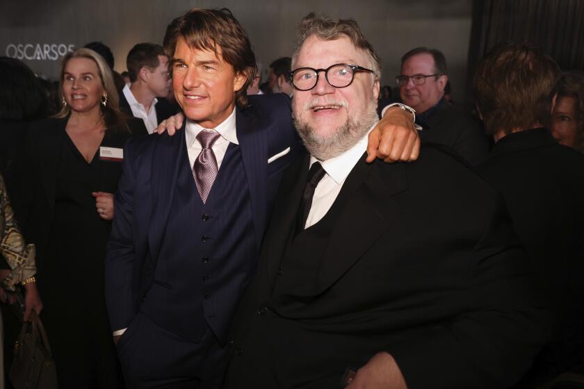 Tom Cruise, izquierda, y Guillermo del Toro en el almuerzo de nominados a la 95a entrega de Premios de la Academia el 13 de febrero de 2023, en el Hotel Beverly Hilton en Beverly Hills, California.