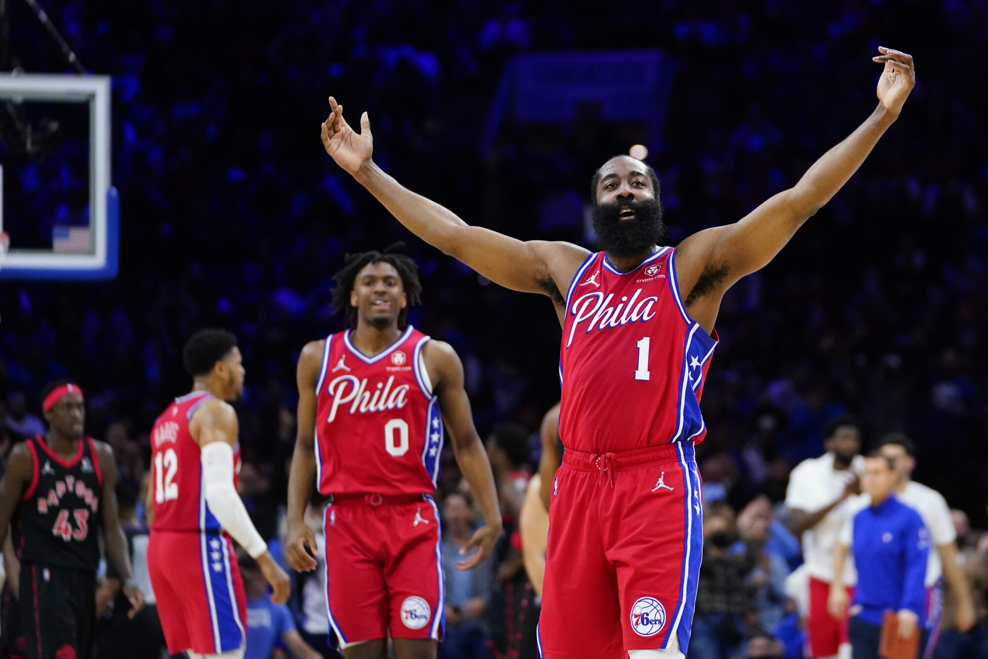Philadelphia'lı James Harden şut atmaya tepki verirken ellerini havaya kaldırıyor.