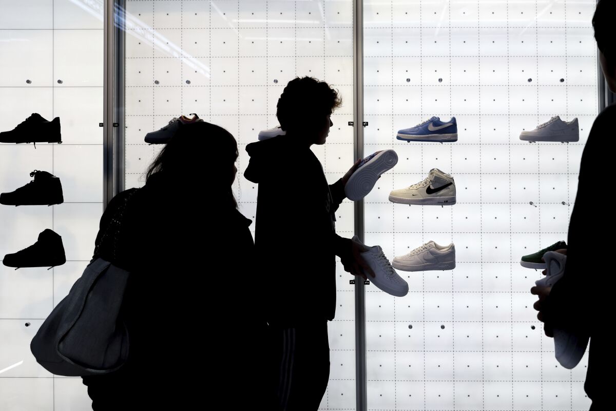 Personas compran calzado en una tienda Nike en Black Friday, el 25 de noviembre de 2022 en Nueva York.