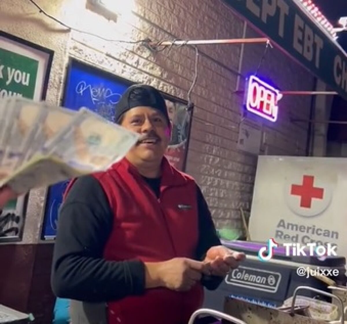 El vendedor ambulante de tacos Teodoro Jiménez recibe dinero del TikToker @Juixxe (Jesús Morales)