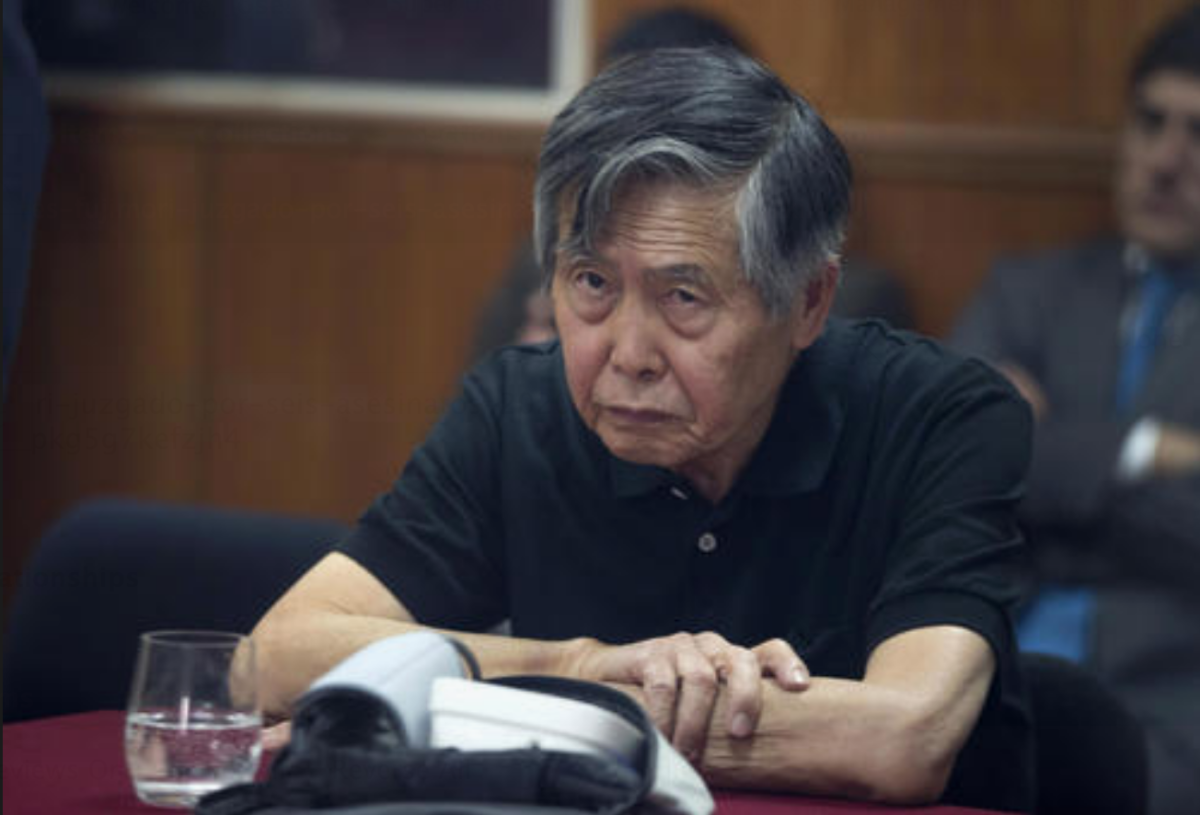 El ex presidente encarcelado Alberto Fujimori asiste a su audiencia en una base policial en las afueras de Lima, Perú. El sistema penitenciario peruano inició el viernes 20 de diciembre de 2019 un proceso disciplinario contra Fujimori por su supuesta actividad política desde el interior de la prisión. (Foto AP/Martín Mejía, Archivo)