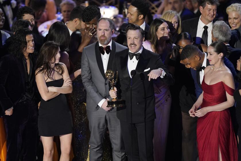 Jason Sudeikis, centro, y el elenco y equipo de producción de "Ted Lasso" reciben el Emmy a mejor serie de comedia en la 74a entrega de los Premios Emmy el lunes 12 de septiembre de 2022 en el Teatro Microsoft en Los Angeles. (Foto AP/Mark Terrill)