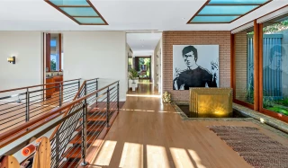  La maison à flanc de colline comprend trois niveaux de terrasses, balcons et patios, ainsi qu'une piscine et un spa.