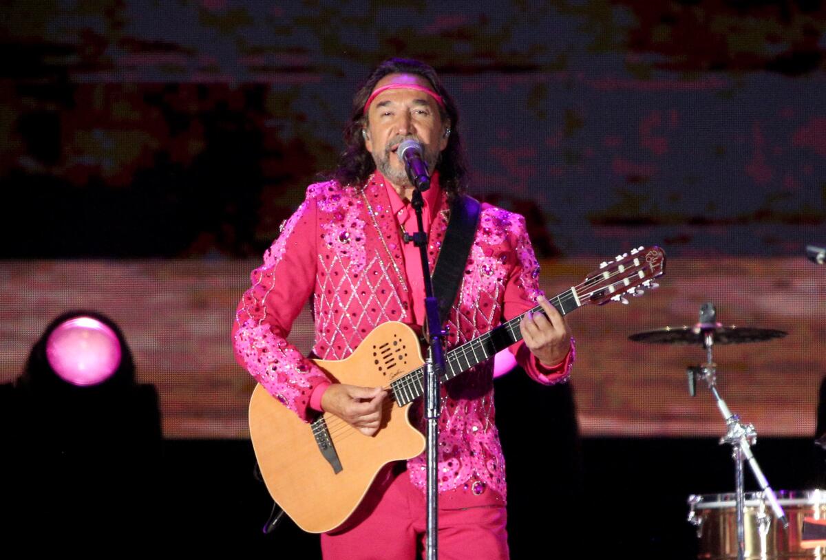 Marco Antonio Solís canta con Los Bukis 