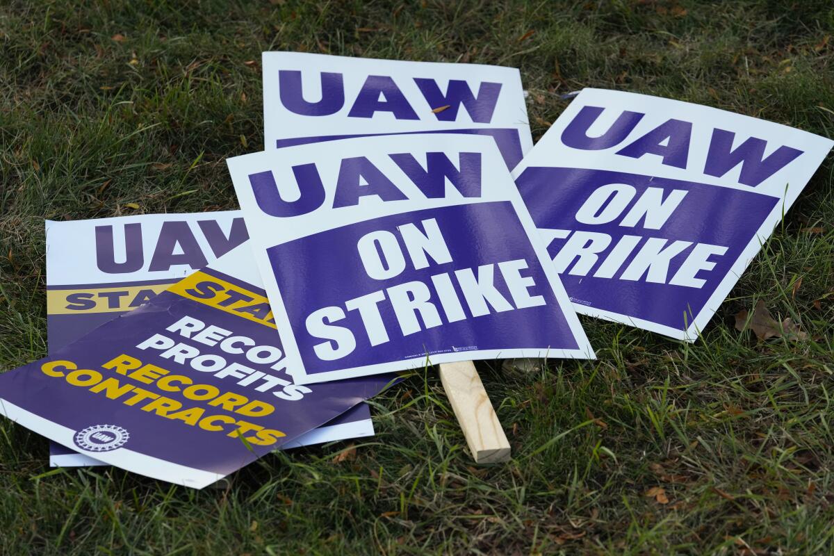 Carteles del sindicato United Auto Workers cerca de una planta ansambladora de Stellantis en Sterling Heights