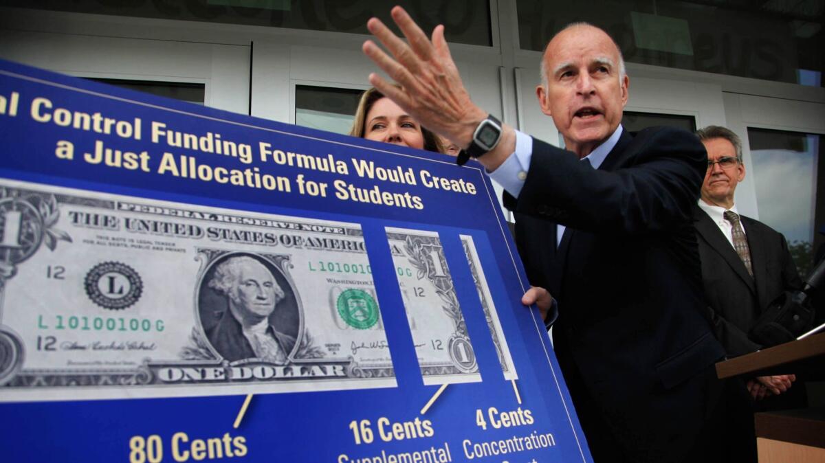 El gobernador Jerry Brown en Humphreys Avenue Elementary School, en mayo de 2013, hace un llamamiento para su plan de financiamiento escolar. (Barbara Davidson)