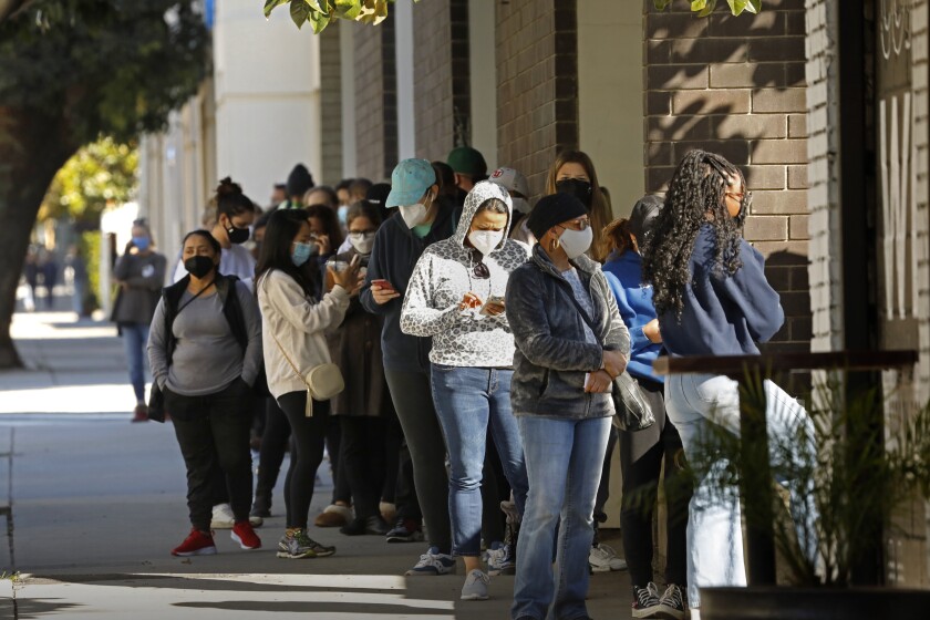 Gente hace fila para las pruebas de detección de coronavirus en Santa Mónica.