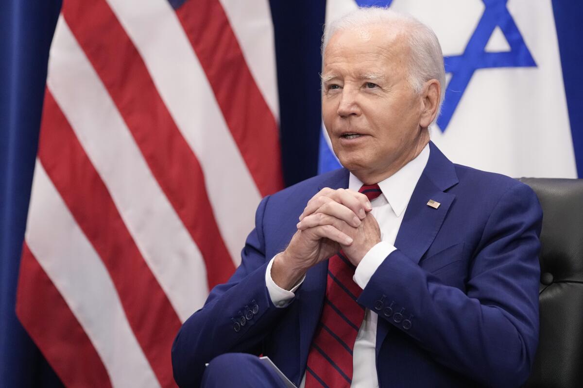 ARCHIVO - El presidente Joe Biden escucha al primer ministro israelí Benjamin Netanyahu en Nueva York, 