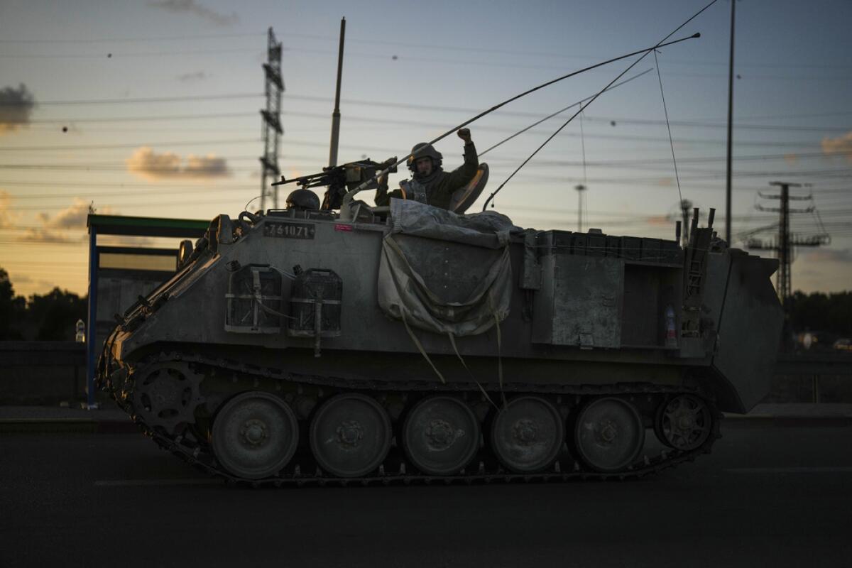 Un soldado israelí gesticula desde un vehículo 