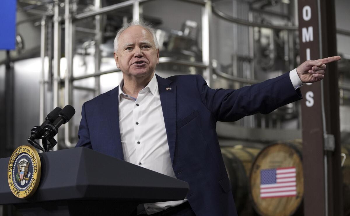 El gobernador Tim Walz, demócrata de Minnesota, habla ante el presidente Joe Biden 