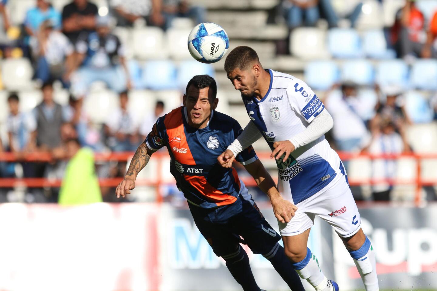El jugador Victor Guzmán de Pachuca (d) remata para anotar su gol, frente a Daniel Arreola de Puebla (i).