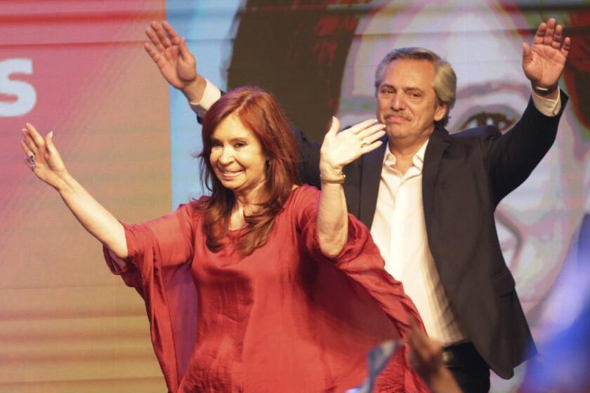 El candidato presidencial peronista Alberto Fernández y su compañera de fórmula, la ex presidenta Cristina Fernández, saludan a los partidarios después de que el actual presidente Mauricio Macri admitió la derrota en las elecciones en Buenos Aires,