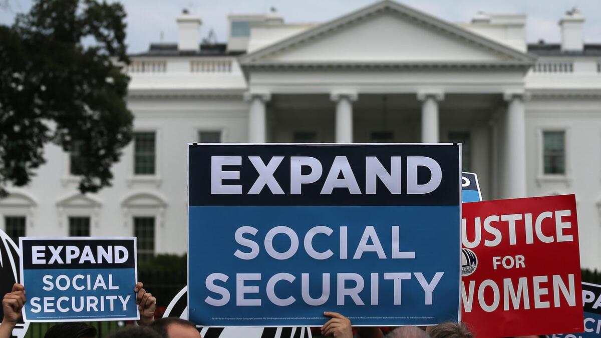 La semana pasada, los activistas participaron en un mitin frente a la casa Blanca, instando a la expansión de los beneficios del Seguro Social.