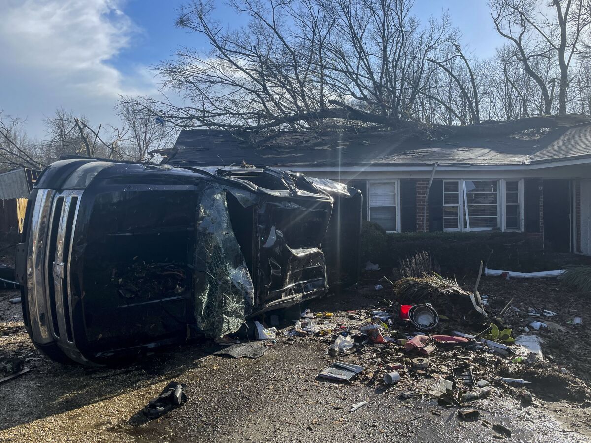 Un vehículo dañado yace frente a una residencia, el jueves 12 de enero de 2023, en Selma, Alabama. (AP Foto/Butch Dill)