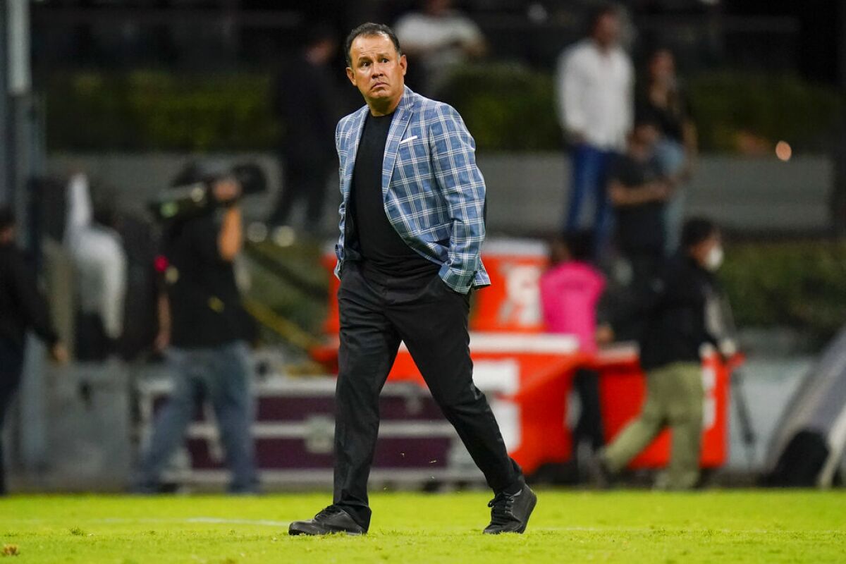 ARCHIVO - Juan Reynoso, técnico de Cruz Azul, 