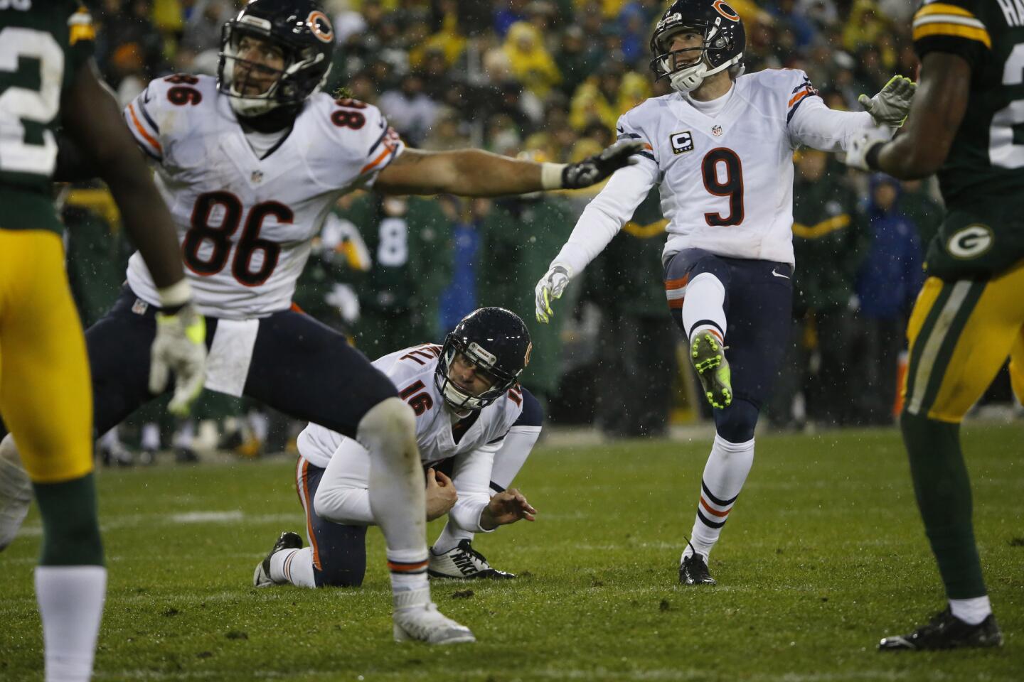 Robbie Gould watches after he kicks a 21-yard field goal in the fourth quarter against the Packers.