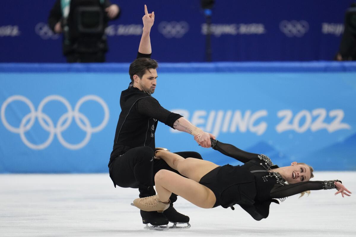 Madison Hubbell y Zachary Donohue, de Estados Unidos, participan en su rutina de danza sobre hielo 