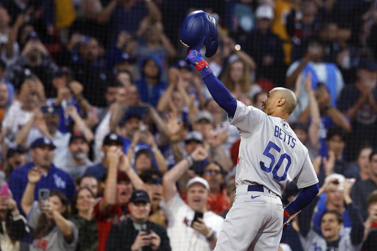 Mookie Betts, Cuma gecesi Dodgers'ın 7-4'lük galibiyeti öncesinde Fenway Park'ta seyircilerden ayakta alkışlandı.