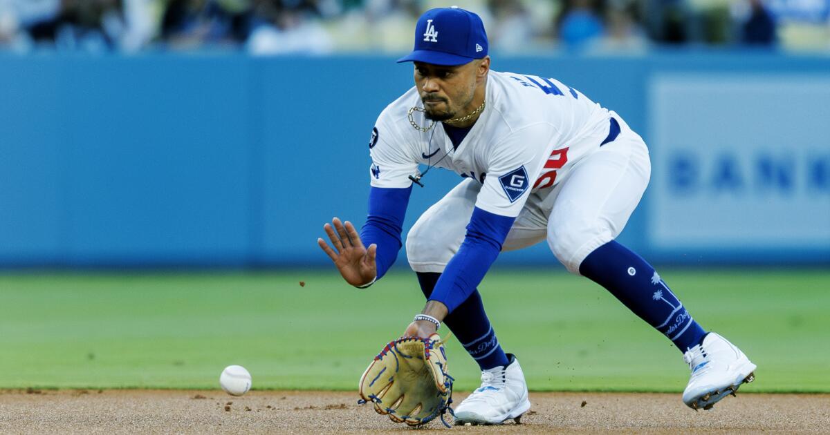 Mookie Betts dealing with fractured toe, won't start against Yankees this weekend