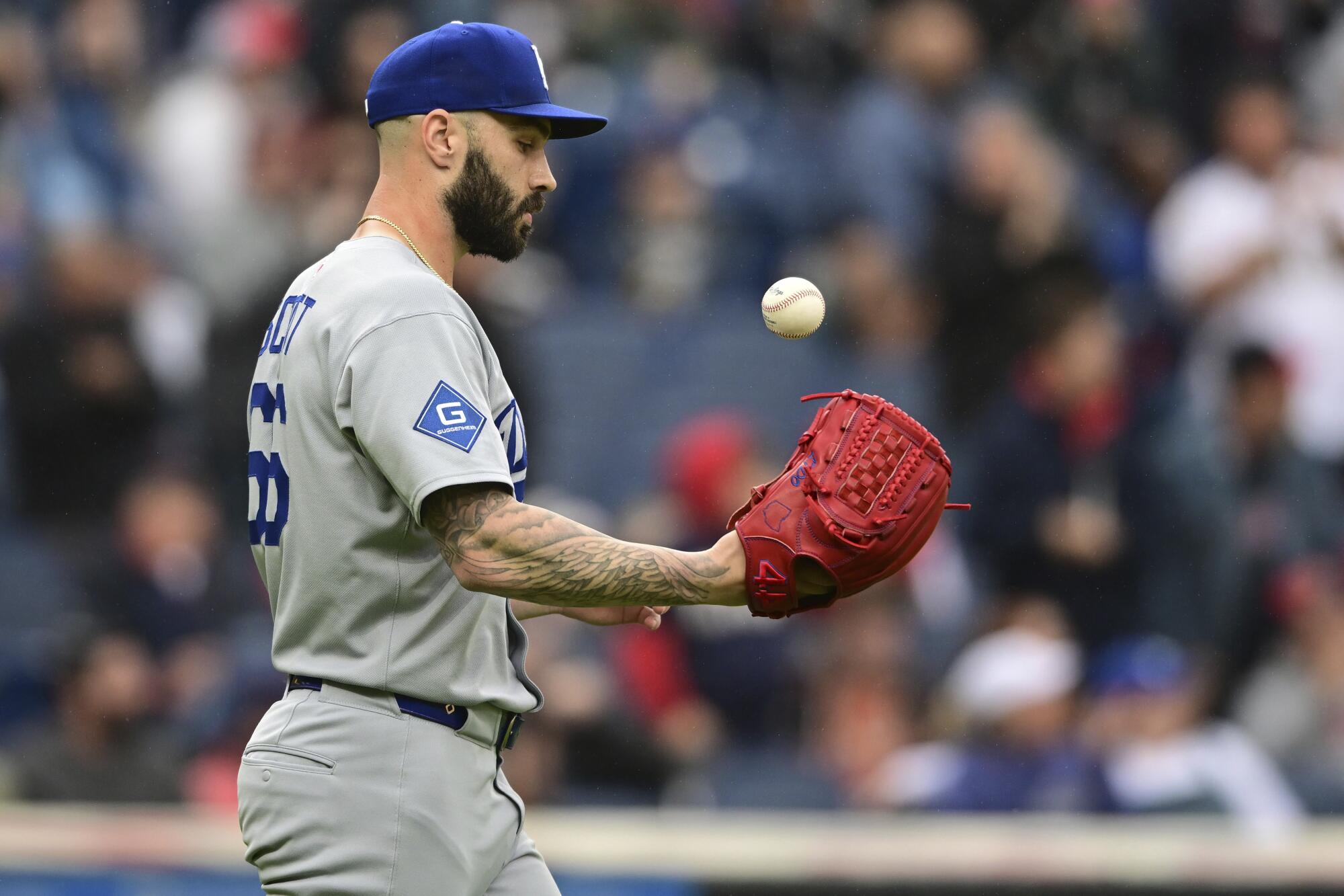 El lanzador de Dodger Placker, Tanner Tanner Scott, después del dos carreras impulsadas por los guardias