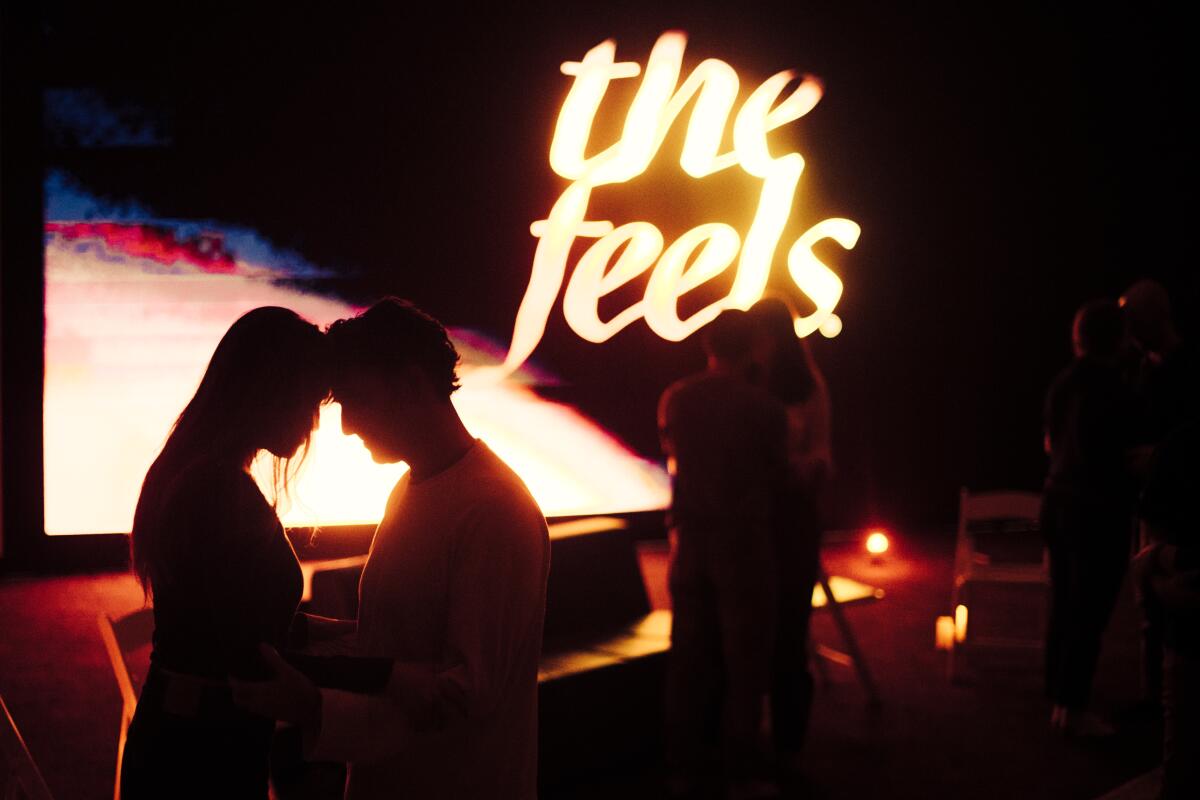 Dos parejas en un evento de canciones