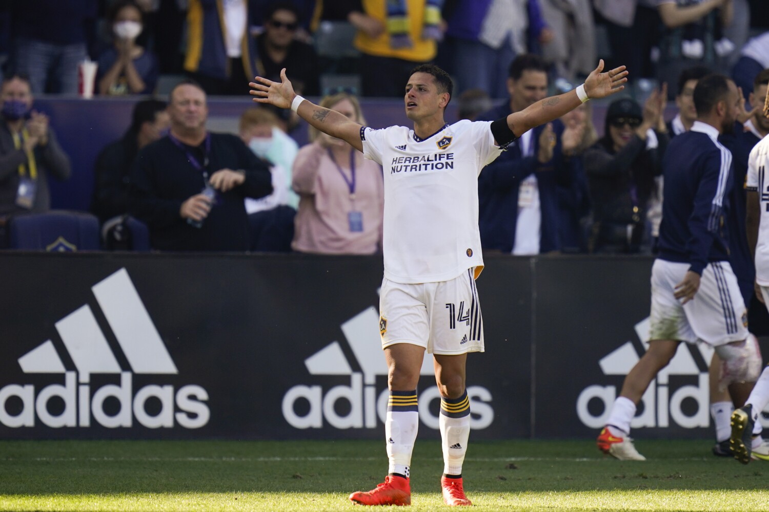 Hernàndez: Galaxy and LAFC off to promising starts in quest to reclaim MLS crown-jewel status
