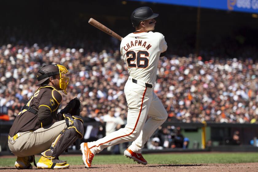 Matt Chapman (26), de los Gigantes de San Francisco, batea un sencillo productor en contra de los Padres de San Diego durante la octava entrada del juego de béisbol, el domingo 7 de abril de 2024, en San Francisco. (AP Foto/D. Ross Cameron)