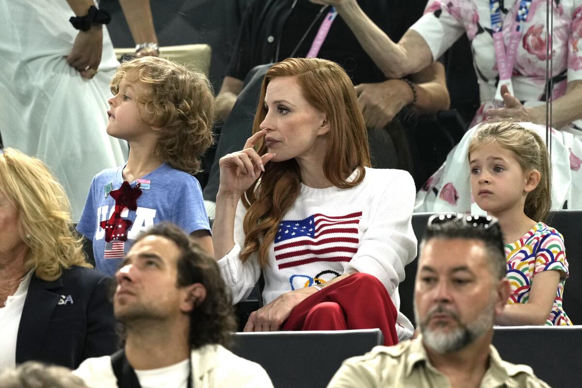 Jessica Chastain, centro con un suéter con la bandera de Estados Unidos,
