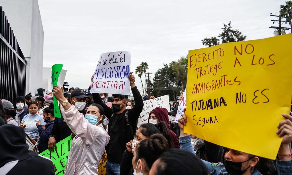Migrantes protestan ante cuartel militar en Tijuana tras amenazas de cártel
