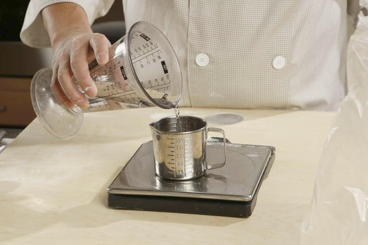 Use a kitchen scale to measure out 40 grams of all-purpose flour, 160 grams of buckwheat flour and 80 grams of water.