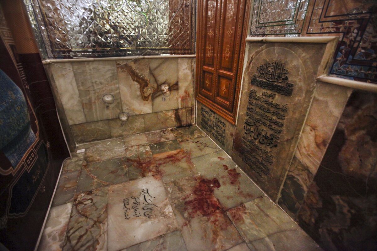 Agujeros de bala en la pared y manchas de sangre en el piso son muestras del ataque por parte de hombres armados del santuario Shah Cheragh el miércoles 26 de octubre de 2022, en la ciudad sureña de Shiraz, Irán. (Mohammadreza Dehdari/Agencia noticiosa Estudiantes Iraníes, IRNA, vía AP)