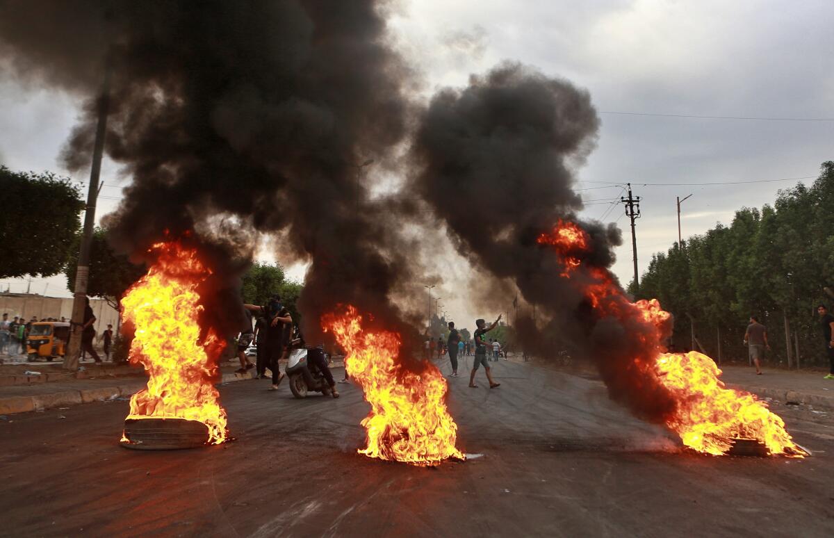 Los manifestantes opositores al gobierno incendiaron y cerraron una calle en Bagdad a principios de este mes, como parte de una serie de protestas letales sobre el estancamiento económico y la corrupción gubernamental en Irak. (Khalid Mohammed / Associated Press)