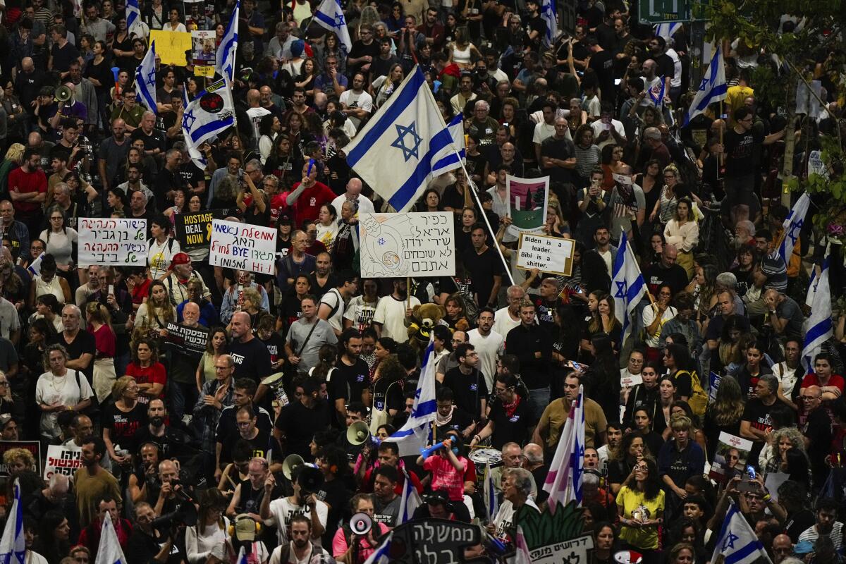 Gente en una protesta contra el gobierno del primer ministro de Israel, Benjamin Netanyahu