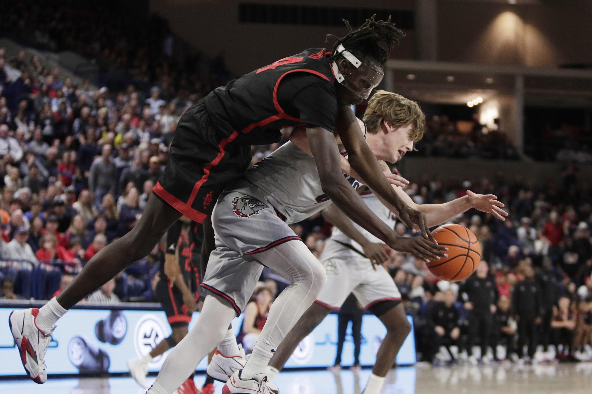 Penyerang San Diego State Jay Ball, di atas, melakukan pelanggaran terhadap guard Gonzaga Dusty Strummer.