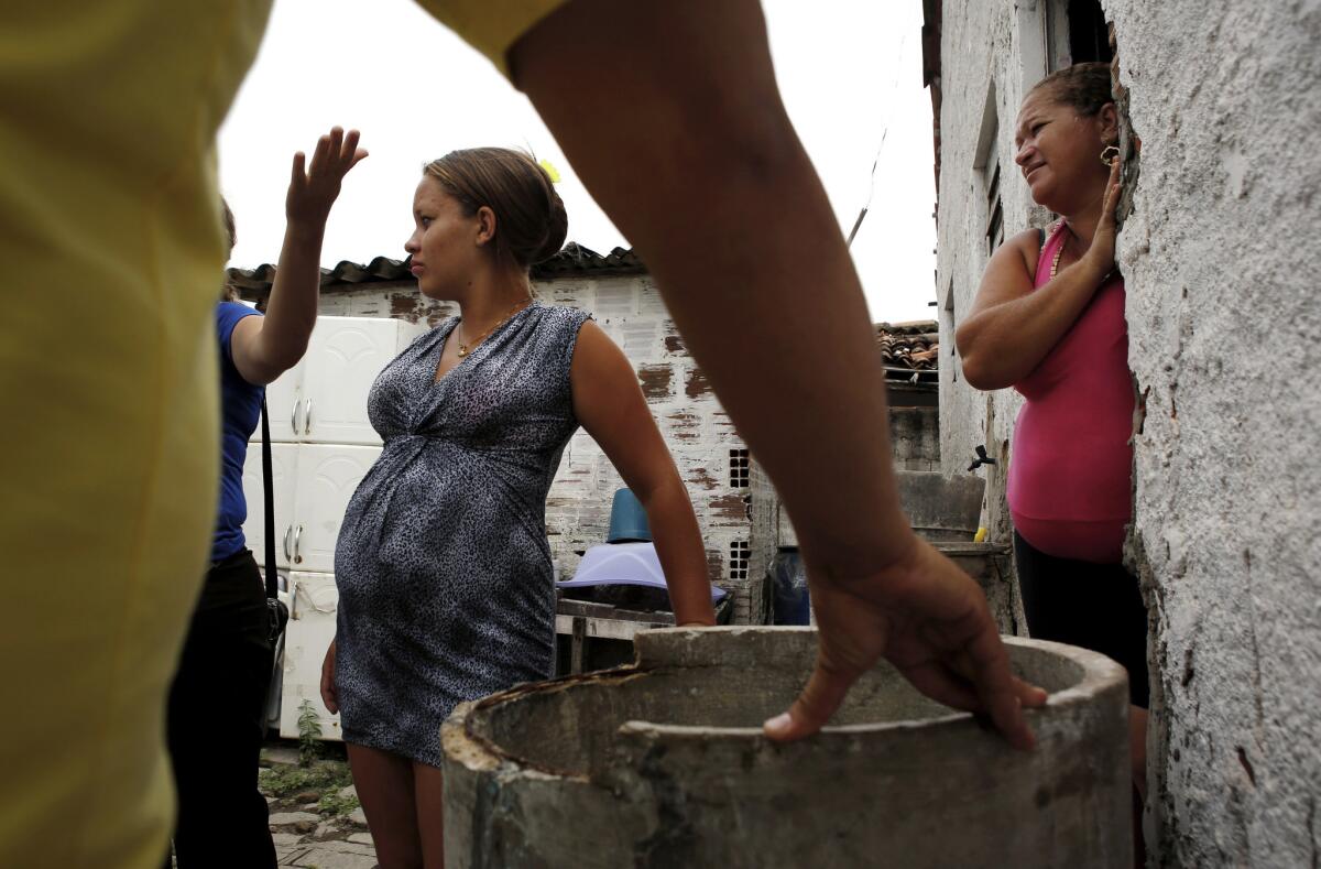 Inspectors found mosquitoes breeding in a family's water storage containers in the Three Sisters neighborhood of Campina Grande.