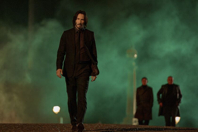 Esta foto distribuida por la productora Lionsgate muestra a Keanu Reeves como John Wick en una escena de "John Wick 4". (Murray Close/Lionsgate via AP)