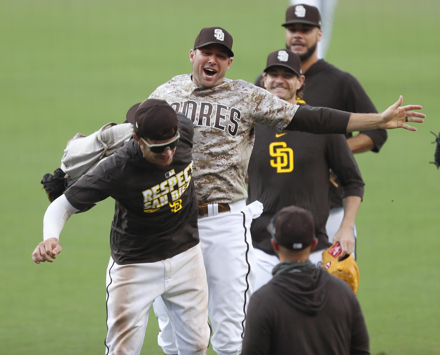 DROUGHT ENDED!! Mariners walk it off to clinch first postseason birth in 21  years! 