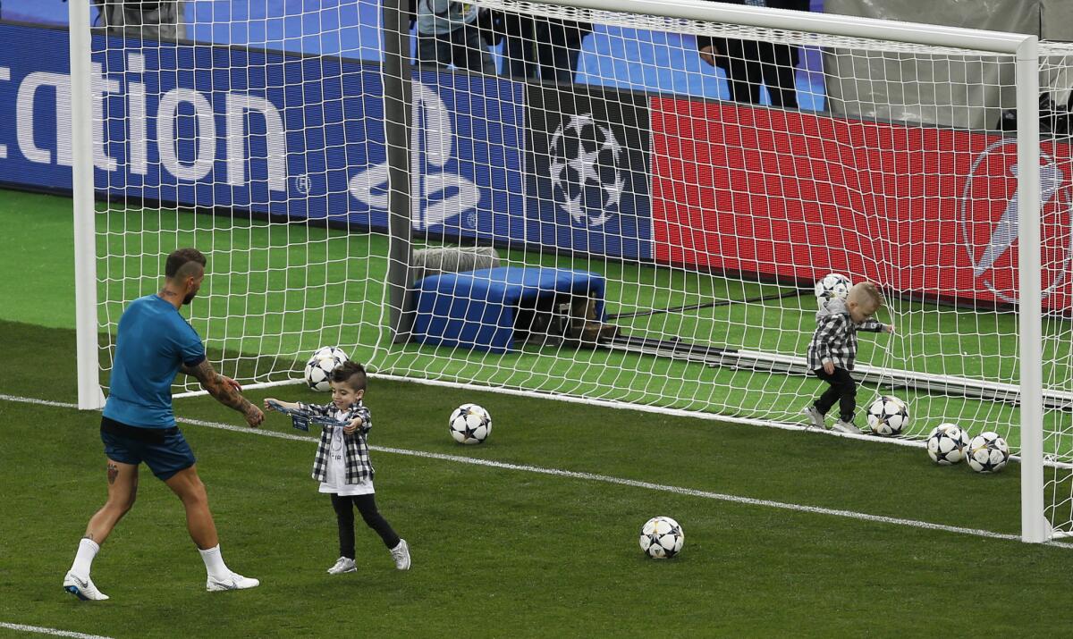 El capital del Real Madrid Sergio Ramos juega con sus hijos tras un entrenamiento en el estadio Olímpico de Kiev, el viernes 25 de mayo de 2018, previo a la final de la Liga de Campeones ante el Liverpool.