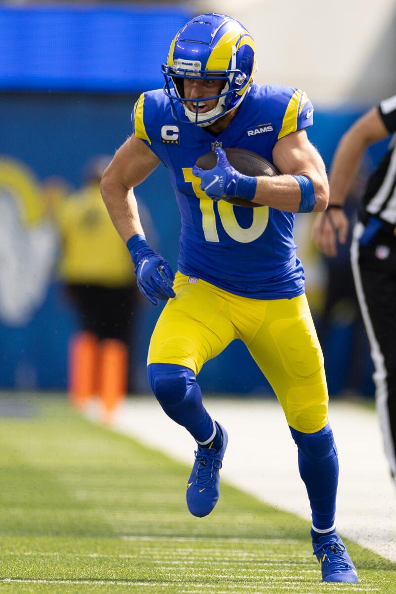 Rams'ın geniş alıcısı Cooper Kupp, Arizona Cardinals defans oyuncusu Kyzir White'ı geçiyor.