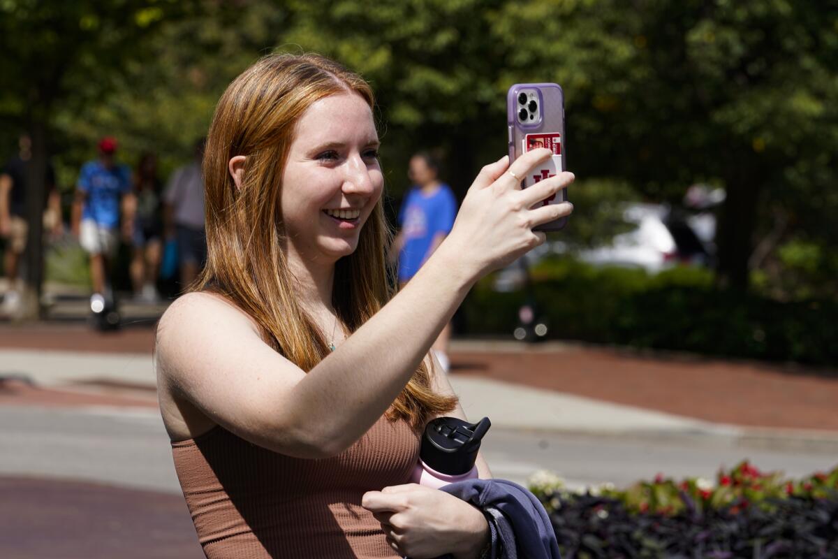 Emily Korenman toma una foto en la Universidad de Indiana, en Bloomington, el 16 de agosto del 2022. 